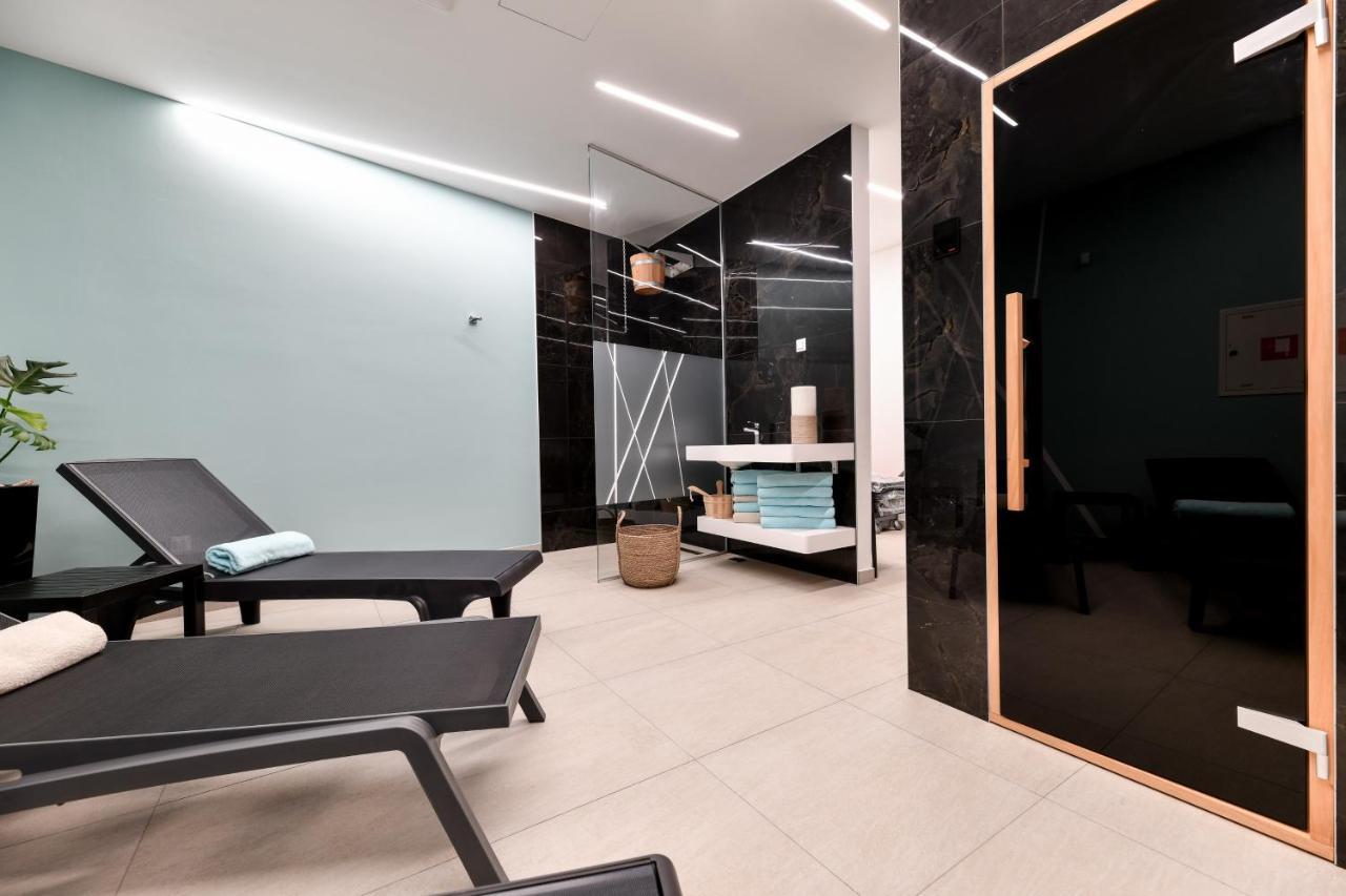 Crowonder Apartments & Rooms Oaza With Heated Swimming Pool And Sauna トゥラニ エクステリア 写真