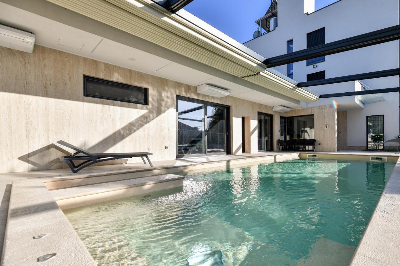 Crowonder Apartments & Rooms Oaza With Heated Swimming Pool And Sauna トゥラニ エクステリア 写真