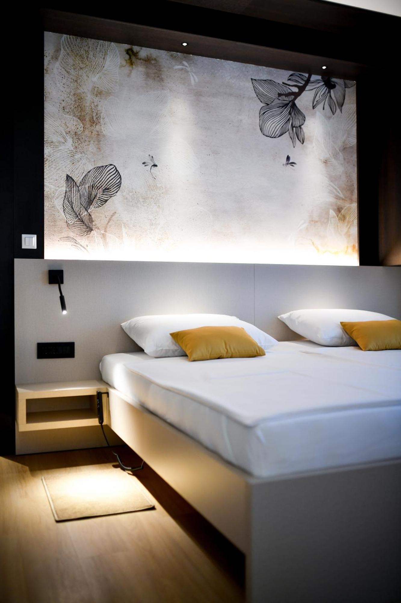 Crowonder Apartments & Rooms Oaza With Heated Swimming Pool And Sauna トゥラニ エクステリア 写真